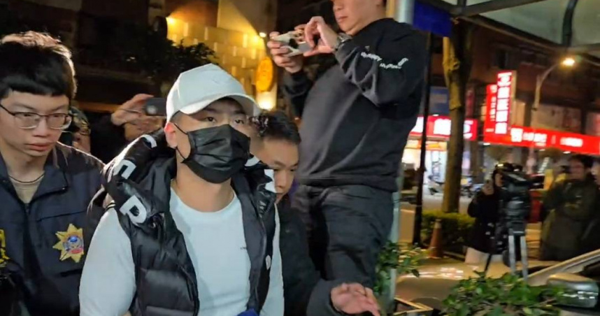 四海幫海英堂主陳子俊承認教唆打人，6日傍晚落網，並於7日上午被移送新北地檢署。（圖／陳柔瑜攝）