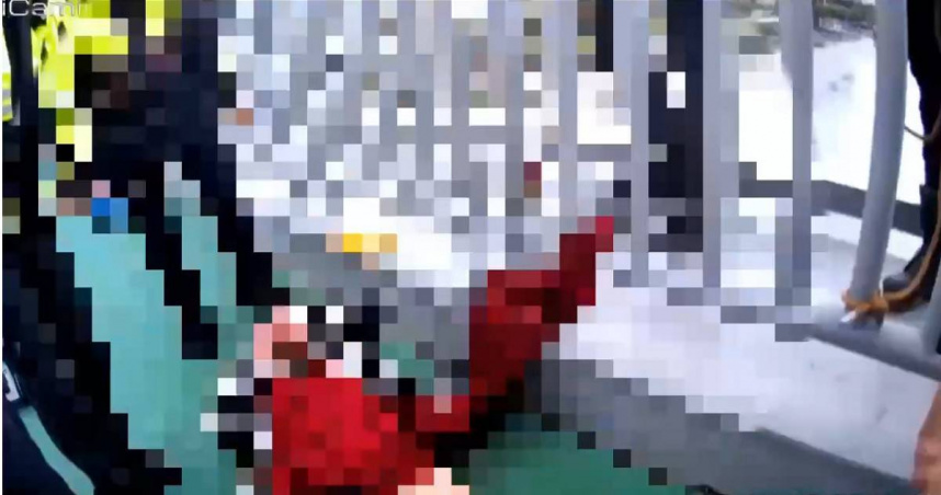 女子酒後險墜關渡橋，淡水警涉險成功將其送醫。（圖／翻攝畫面）