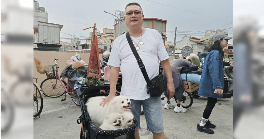 來自永和的蕭金台參與大甲媽祖遶境約10年，他不只號召女兒一起參與，更帶著家中3隻狗寶貝一起出門，前排左方的狗寶貝陪他走了8年、右方走了5年，後方則走了3年。（彰化市清潔隊提供／葉靜美彰化傳真