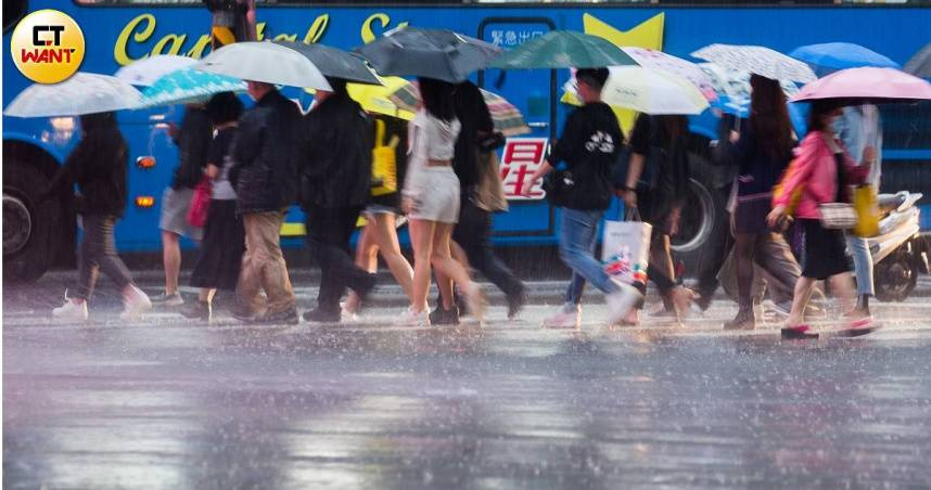 晚間至明天（13日）清晨，各地普遍都有陣雨或雷雨發生機率，特別是中部以北地區降雨可能較持續。（示意圖／黃威彬攝）