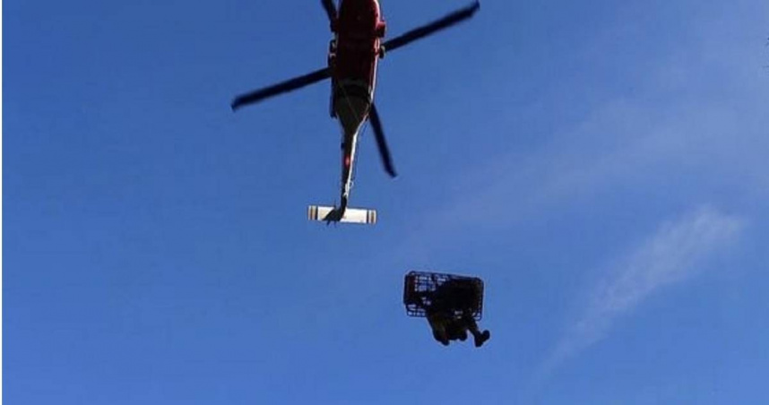 登山婦跌倒重傷困山中空勤吊掛急送醫。（圖／翻攝畫面）