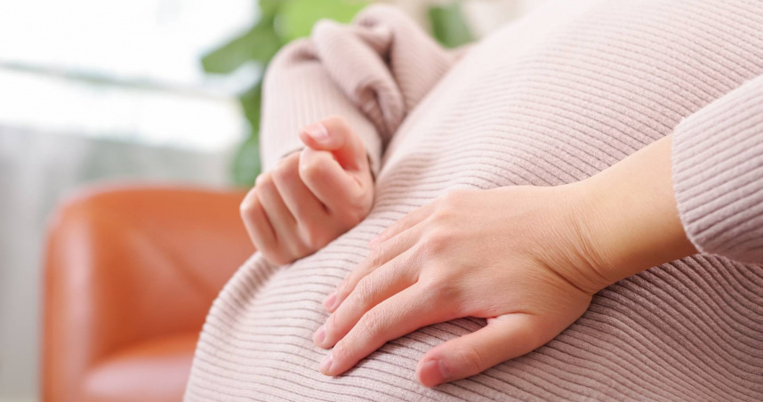 一位6旬婦人最近左腰和背部出現痠痛症狀，吃飯也很容易飽，就醫後才發現有1顆3公分的胰臟癌腫瘤。（示意圖／翻攝自photoAC）