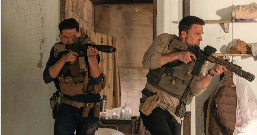 班艾佛列克、強柏恩瑟再續前緣，在《會計師2》聯手打擊犯罪集團。（圖／華納兄弟提供）