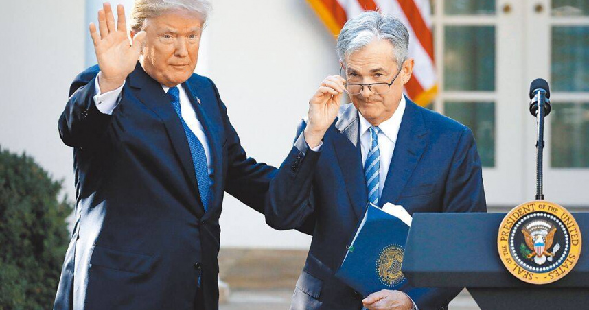 美國總統川普（左）22日才說無意解僱FED主席鮑爾（右），23日再次發動攻擊，要求FED降息。圖為2017年川普提名鮑爾時兩人還是和樂融融。（路透）