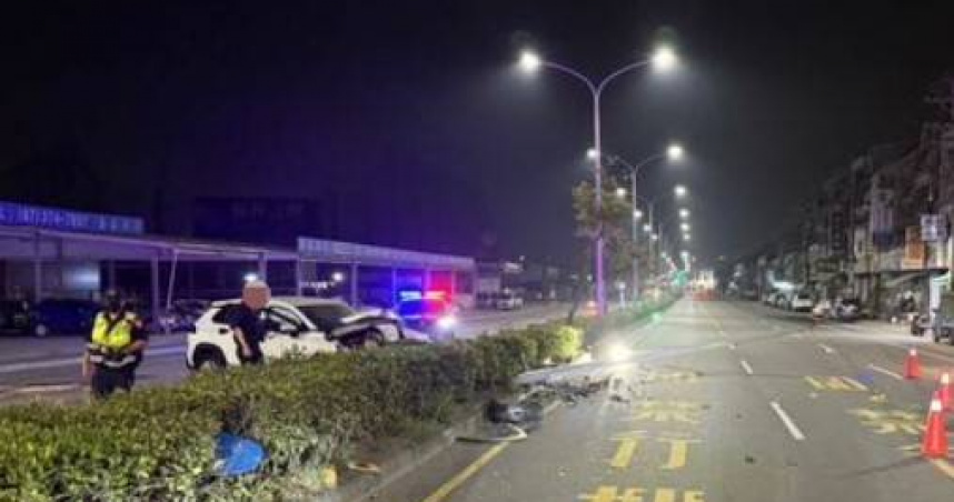 高雄休旅車為了閃避狗隻自撞路燈桿，豈料警方趕抵時又擦撞倒地的燈桿。 （圖／翻攝畫面）