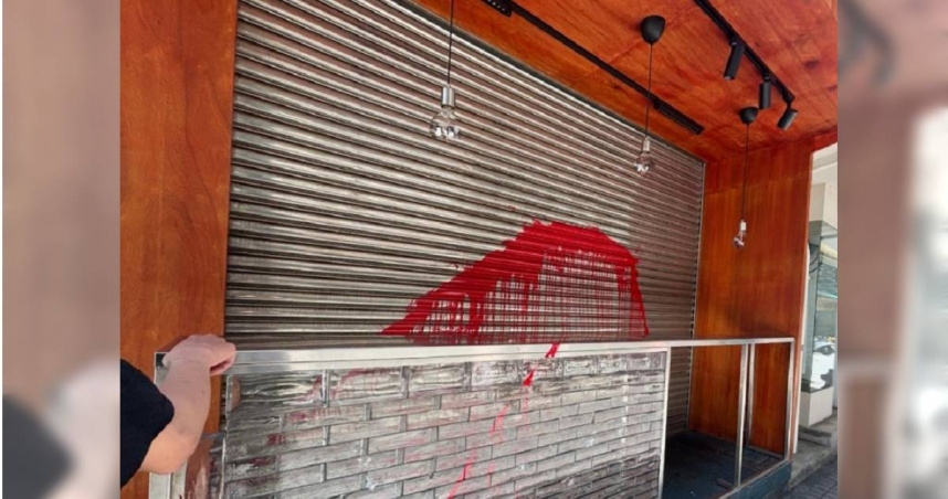 中壢1間臭豆腐店深夜遭潑紅漆，疑遭1名刺青男子報復洩憤，警方受理後已展開調查。（圖／翻攝記者爆料網）