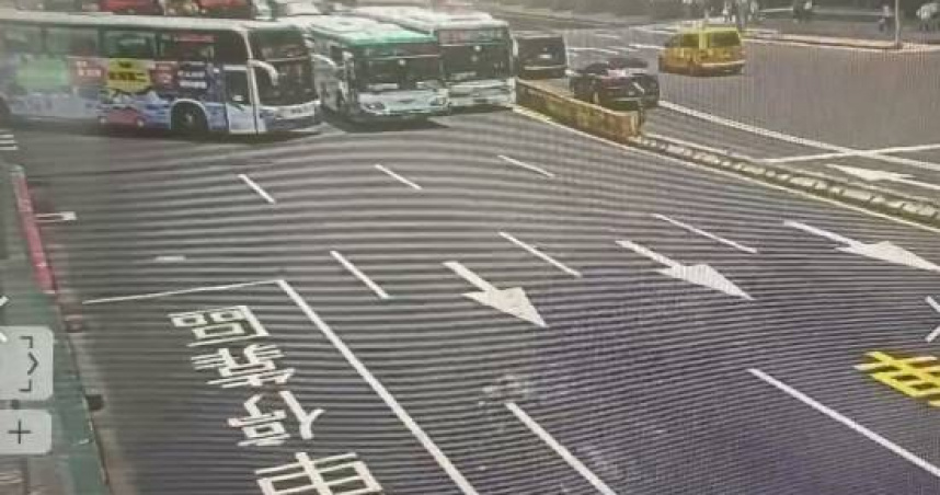 北車前5日中午發生3輛公車擦撞事故，造成車流一度回堵。（圖／翻攝畫面）