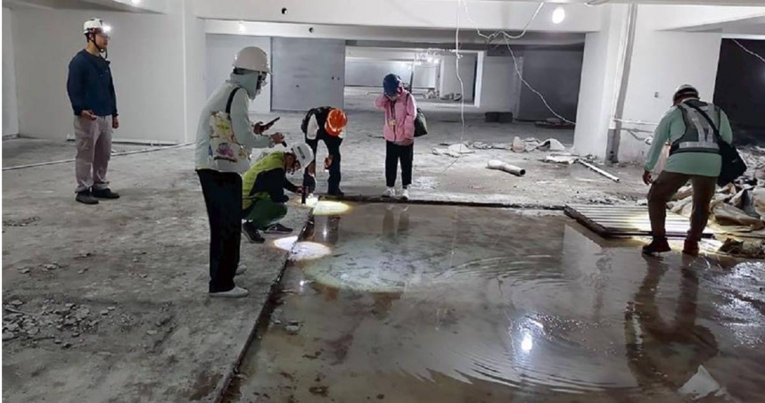 台南軍事風遊戲場旁鐵條從天降，家長嚇壞怒批工地太離譜。（圖／翻攝畫面）