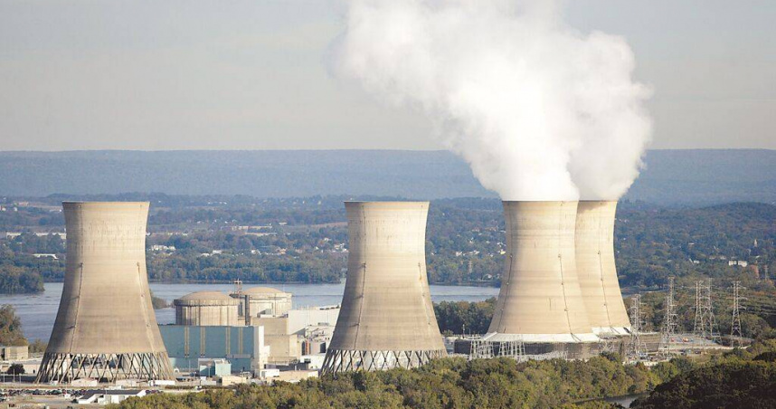 為滿足日益成長的用電需求，傳美國總統川普考慮頒布行政命令，加快核電廠建設，迎來「核復興」。圖為賓州三哩島核電廠。（美聯社）