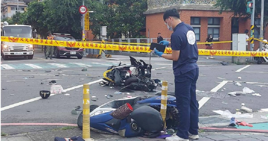 新北市三峽區昨（19日）下午驚傳重大死亡車禍，一名78歲余姓老翁駕車至三峽北大國小附近時，不明原因突失控衝撞人群，導致3人死亡、12人輕重傷，肇事余翁也陷入昏迷搶救中。（圖／中國時報張鎧乙攝）