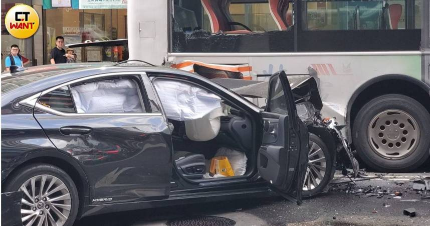 78歲翁紅燈暴衝釀5車連環撞　身分被挖「公司董座」！未考照還天天上路