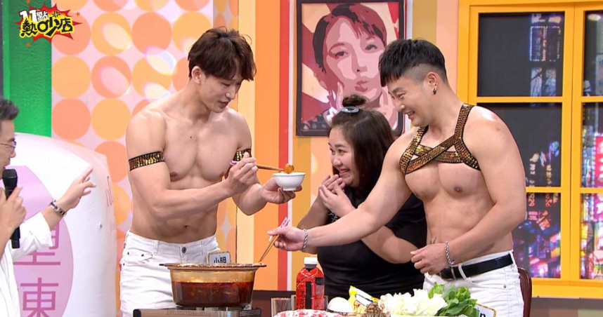 鍾欣凌生活、工作壓力山大，製作單位特別送上2位裸上身猛男幫忙舒壓套。（圖／TVBS提供）