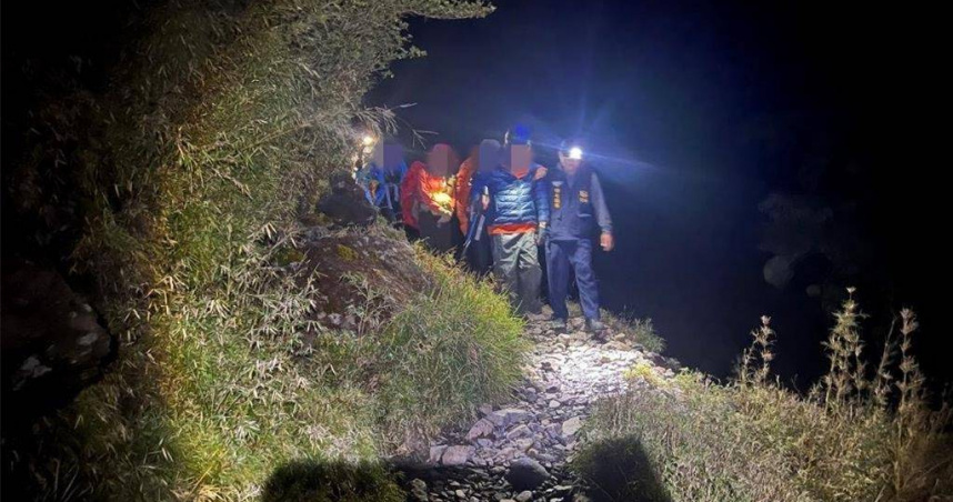 救援隊接觸到領隊後，協助攙扶患者下山，今凌晨零時30分抵達登山口。(圖／竹崎分局提供)