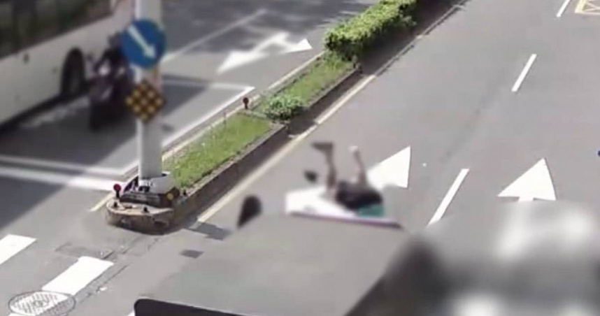 7旬翁騎普重機車左轉遭側面撞擊，內出血骨折送醫。（圖/翻攝畫面）