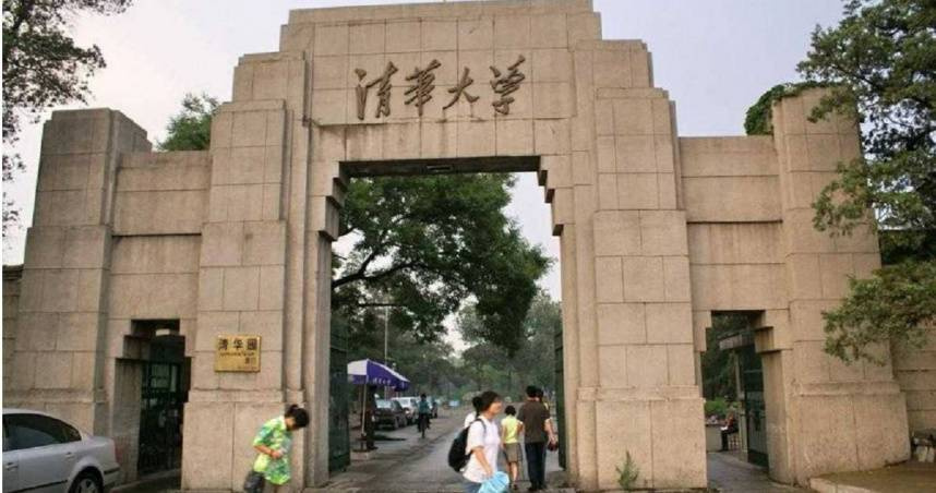 被冠以「北大未名湖湖水」、「清華校河河水」的瓶裝水商品近日出現在大陸網路交易平台,引發社會關注。(圖/翻攝自百度)