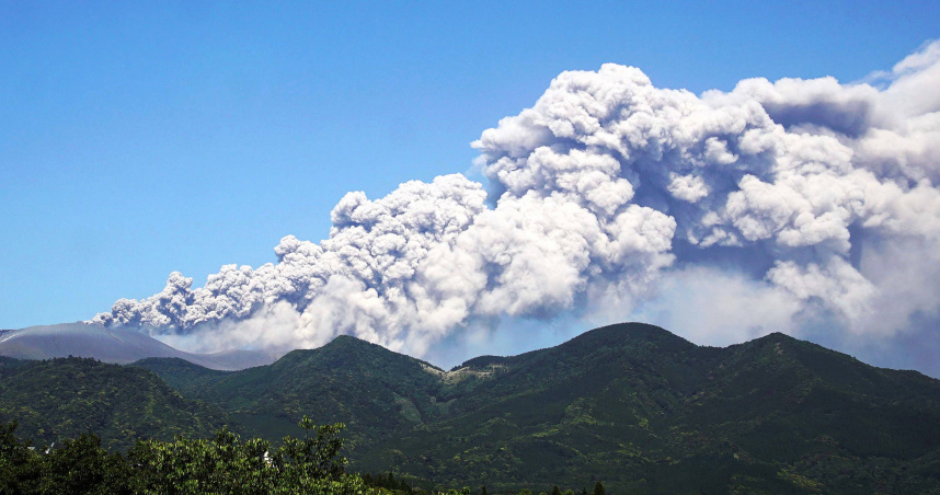 日本九州新燃岳時隔7年再次發生火山爆發。（圖／達志／美聯社）