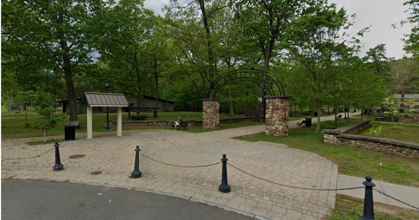 一名男子為了救出被定時自動鎖困在公園建築內的愛犬，竟異想天開要從煙囪爬進建築內，最終慘遭卡住。圖為事發地點洛克威爾公園。（圖／翻攝Google Map）