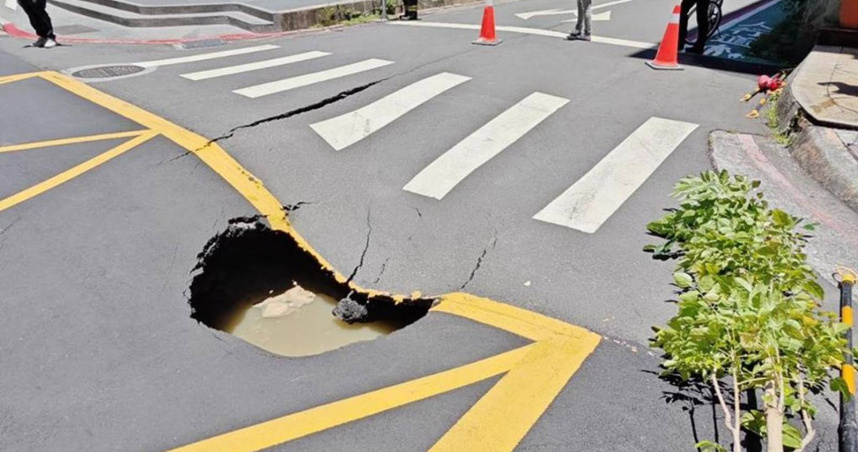 北市松山區長春路1日出現天坑，經查為自來水管線老舊釀禍。（圖／報系資料照）
