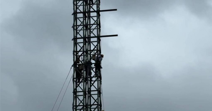 嘉義布袋「新塭－永華線」＃2、＃3、＃4號輸電塔倒塌造成沿海長時間大停電，台電人員全力搶修中。（圖／中國時報廖素慧攝）