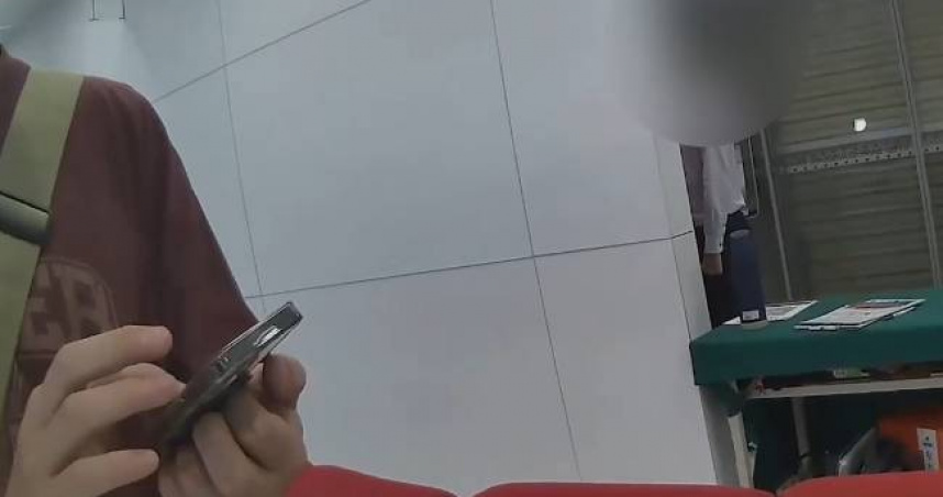 1名台大外籍生遇上假買家詐騙，差點上當，所幸經由大安警勸阻後，成功為其守住生活費。（圖／翻攝畫面）