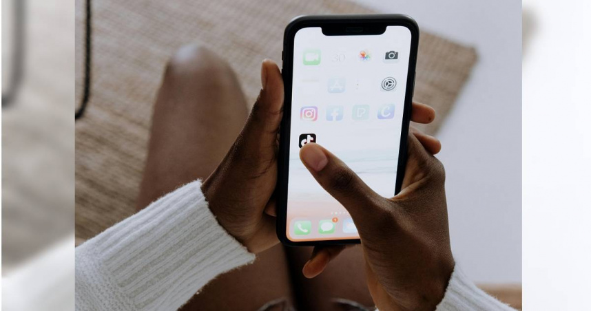 巴基斯坦一名女子因拒絕刪除TikTok帳號，遭父親槍斃。（示意圖／Pexels）