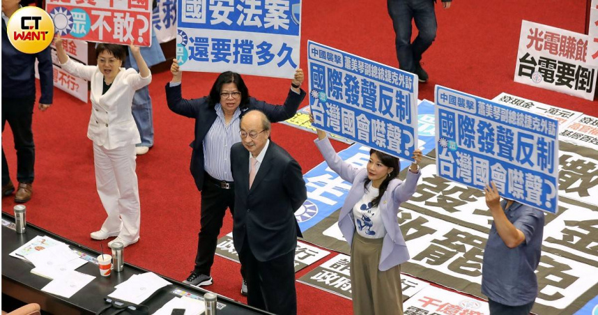 國民黨團今天決議，「因應國際情勢強化經濟社會及國土安全韌性特別條例草案」今天立院院會就處理，保留普發現金、國土韌性防衛兩預算法源，撥補台電的法源將予以刪除，反對繼續撥補，圖為民進黨立委堅決反對普發現金、要求金額改撥補台電（圖/周志龍攝）