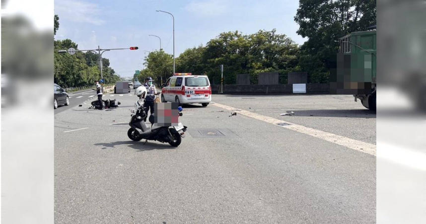 高雄燕巢區24日下午發生機車與曳引車相撞釀1死意外，警消獲報到場處理。（圖／民眾提供／中國時報紀爰高雄傳真）