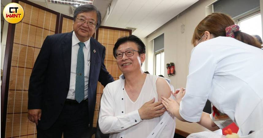 衛福部長邱泰源提供立院200劑新冠疫苗，呼籲民眾踴躍施打，立委郭國文挽起衣袖「示範」。（圖／黃鵬杰攝）