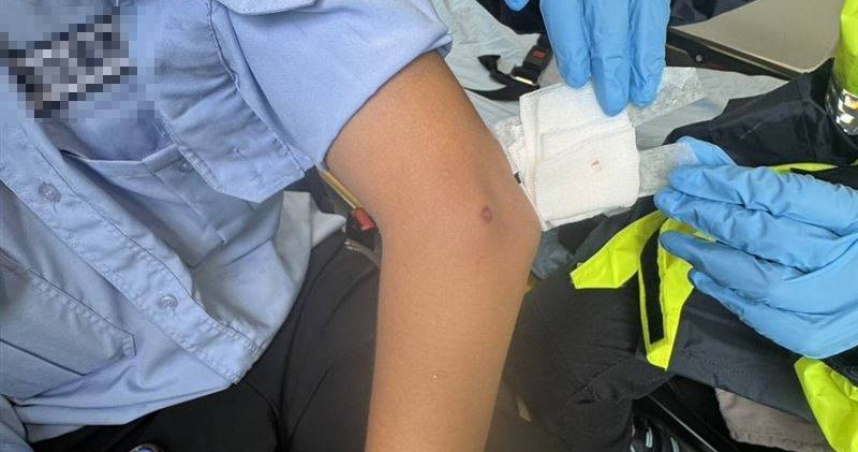 台中南屯文心拖吊保管場驚傳槍擊，警衛室玻璃碎裂，女保全手肘中彈受傷送醫。（圖／翻攝畫面）