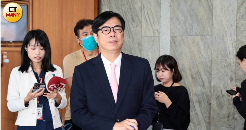 高雄市長陳其邁（中）對罕見雨炸南台造成的高雄山區破3,100人撤離安置等問題，呼籲中央能納入「特別條例」處理。（圖／黃耀徵攝）