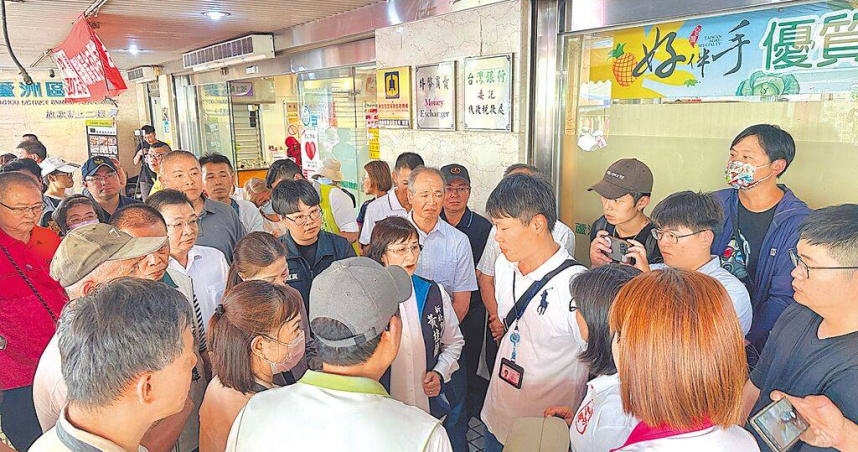 新北市蘆洲區成功路161號公有建物前禁設攤整頓，地方抗議聲浪四起，工務局4日原準備執行相關工程最後暫緩實施，將擇期再辦施工。（圖／中國時報張鎧乙攝）