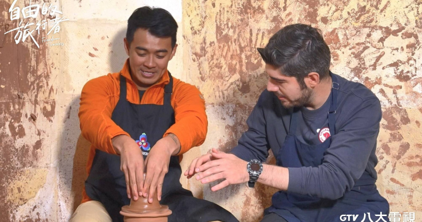 融融（左）嘗試製作陶罐，圖佳在一旁指點。（圖／八大提供）