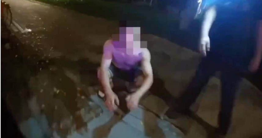 越南女子在萬大路進行地下匯兌遭同鄉搶奪，警方5分鐘內迅速逮人並追回11萬元現金。（圖／翻攝畫面）