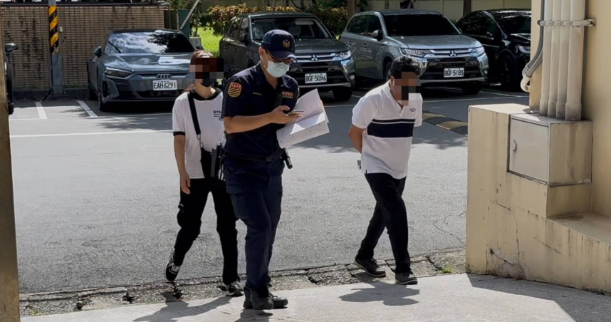 26歲男子於忠孝橋上自撞亡，今相驗父母悲痛現身。（圖／翻攝畫面）