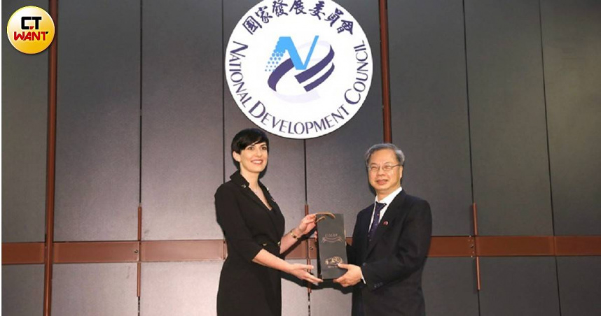 行政院秘書長龔明鑫（右）料將於23日公投後接任經濟部長一職。左為捷克眾議院議長艾達莫娃（Markéta Pekarová Adamová）。（圖／劉耿豪攝）