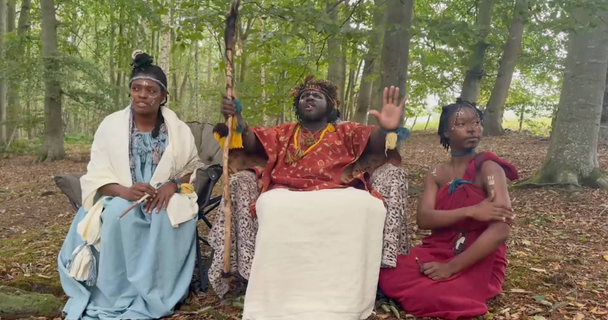 泰勒失蹤後，與自封為「國王」的阿特赫尼及「南迪皇后」生活在英國蘇格蘭的傑德堡森林。（圖／翻攝自youtube／Daily Record）