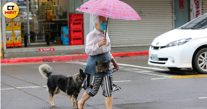 午後西半部及東半部山區應留意局部短暫雷陣雨。（示意圖／黃耀徵攝）