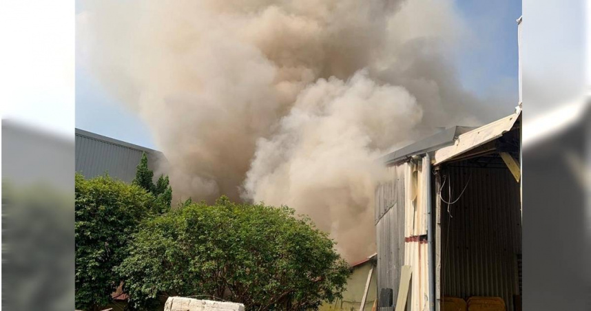 台南鐵皮屋電表爆火花竄濃煙，消防21車急滅火。（圖 ／翻攝畫面）