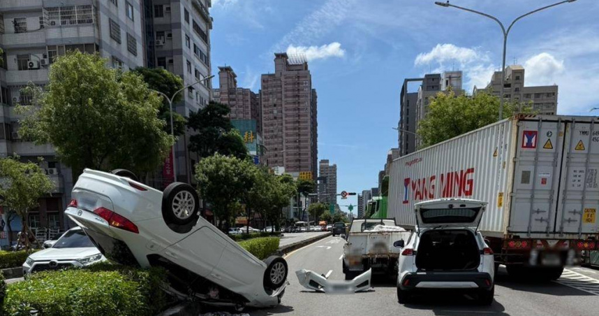 三民區女駕駛翻車撞分隔島畫面怵目驚心。（圖 ／翻攝畫面）