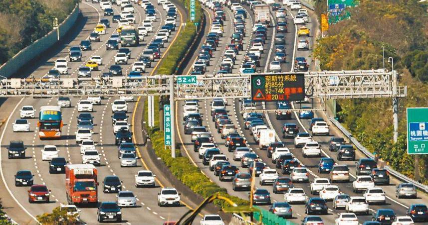 連假首日，高公局預估車潮暴增1.2倍。（示意圖／報系資料照）