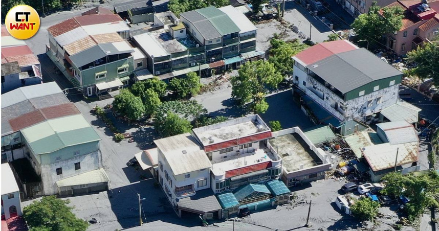 花蓮光復市災區持續展開清淤泥工作。（圖／黃耀徵攝）