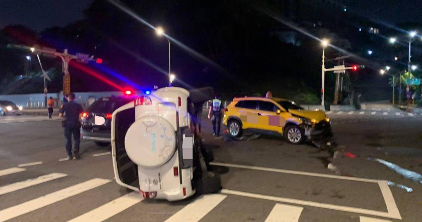 計程車司機以及乘客輕傷送醫。（圖／民眾提供）