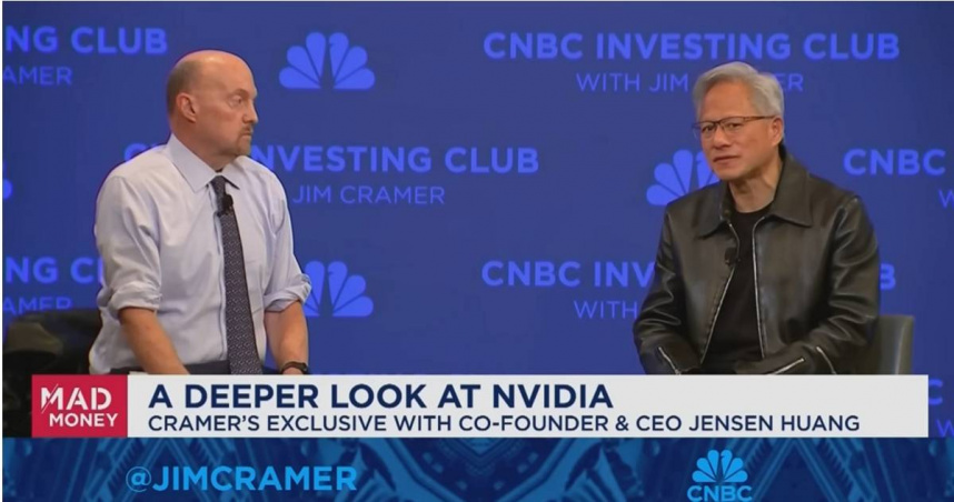 財經節目主持人克瑞莫（左）、輝達執行長黃仁勳（右）。（圖／翻攝自YouTube／CNBC Television）