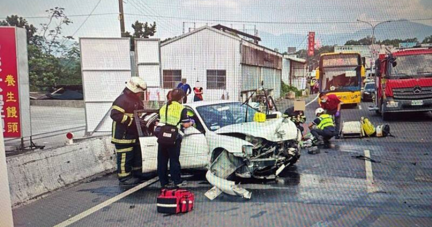 國慶日埔里驚悚車禍，白車失控撞護欄釀1死。（圖 ／翻攝畫面）