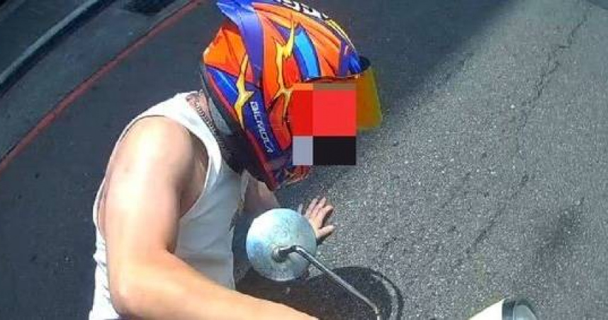 台中通緝犯買奶茶遇警秒逃撞車。（圖 ／翻攝畫面）