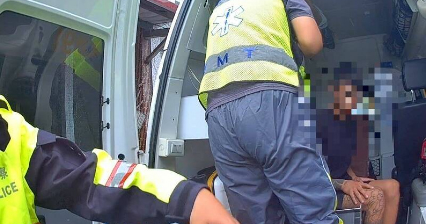 羅姓男子日前抱著嬰兒持菜單與母親對峙，所幸在警方勸阻下恢復冷靜，羅男隨後則被強制送醫。（圖／翻攝畫面）