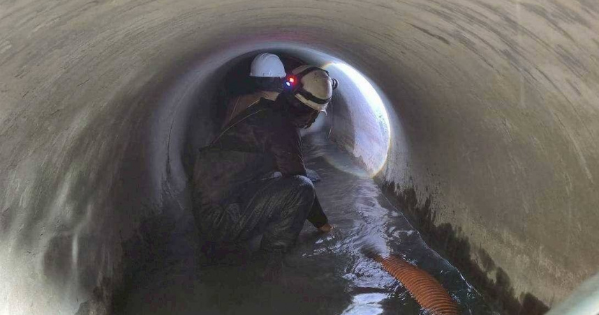 新北市水利局表示，連十天不停歇，累計投入184人次、101輛次專業車輛，共清出417噸淤泥。（圖／取自新北市府網站）