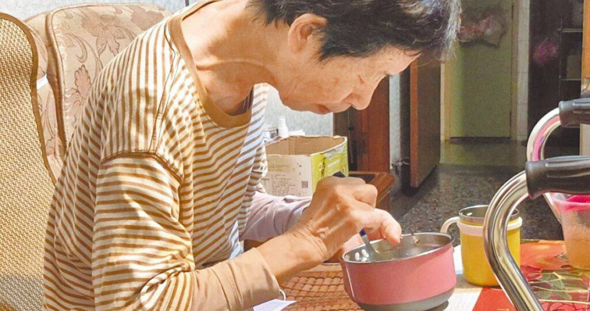 隨著年紀增長、口腔功能退化，不少長輩面臨吃不下、吃得慢、容易嗆到狀況，導致食慾下降，衍伸造成營養不良、體重下降，甚至反覆吸入性肺炎問題。（圖／中時記者李念庭攝）