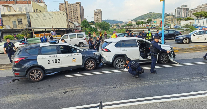 桃園一名女子違規迴轉拒絕盤查，竟二度衝撞警方遭警方開槍圍捕制伏。（圖／民眾提供）