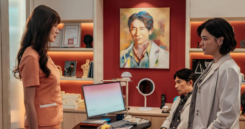 《整形過後》温昇豪（中）陷「新歡安心亞（左）vs.舊愛張榕容（右）」三角拉鋸。（圖／六魚文創）